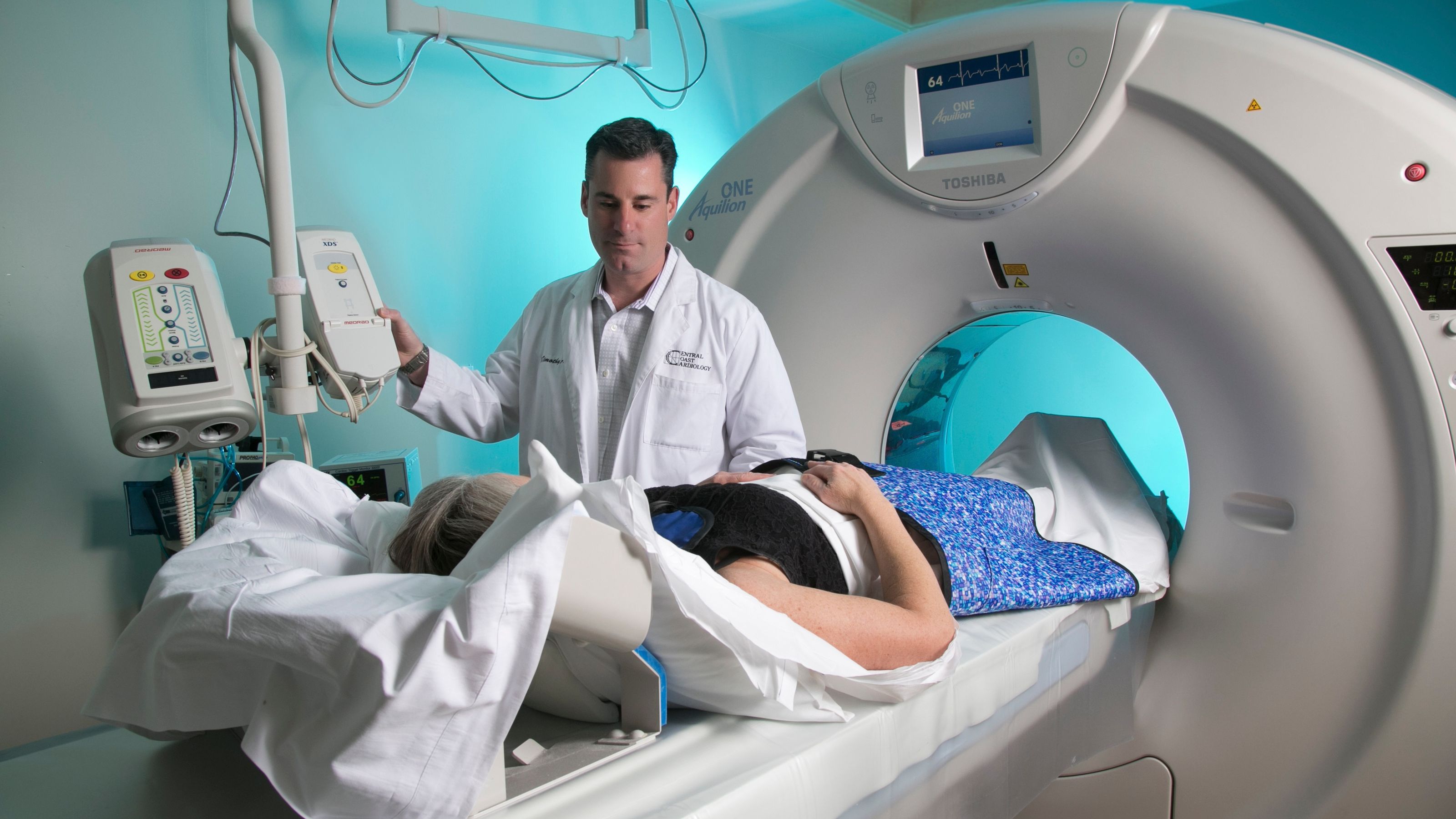 Мрт ясенево. Аппарат мрт. Человек в томографе. Ядерно-магниторезонансной томографии. Обследование на томографе.