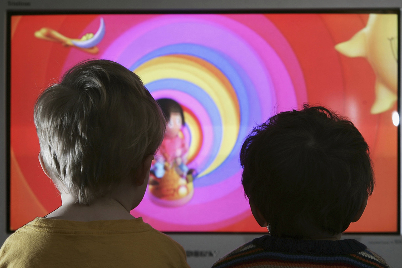 Дети смотрят на экран. Детские передачи на телевизоре. Влияние ТВ рекламы. Ребенок смотрит рекламу. Дети смотрят Дисней.