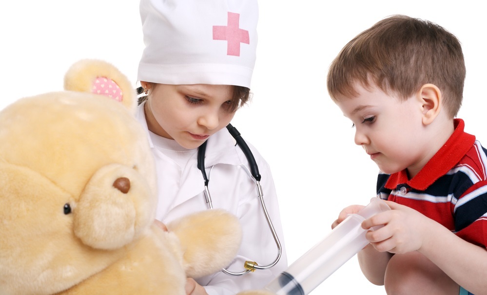 Дети играют в врача